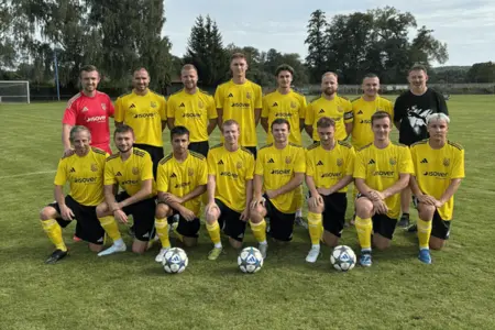 Závod Isover podpořil fotbalisty v Častolovicích a pořídil jim nové dresy