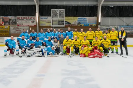 Charitativní hokejové derby: Isover a ASSA ABLOY opět pomáhali na ledě