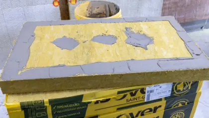 Penetrace desky tenkou vrstvou lepidla.