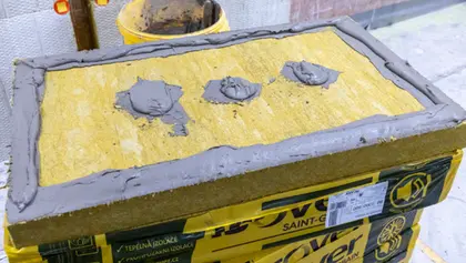 Nanesení lepidla na napenetrovanou desku.