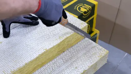 Na desky s nástřikem lze čitelněji označit pozici řezu. Nástřik napomáhá také pevnějšímu vedení nože při řezání.
