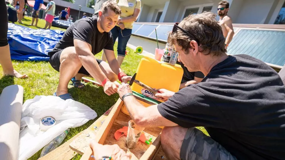 SEČ - teambuilding - ISOVER - výroba auta