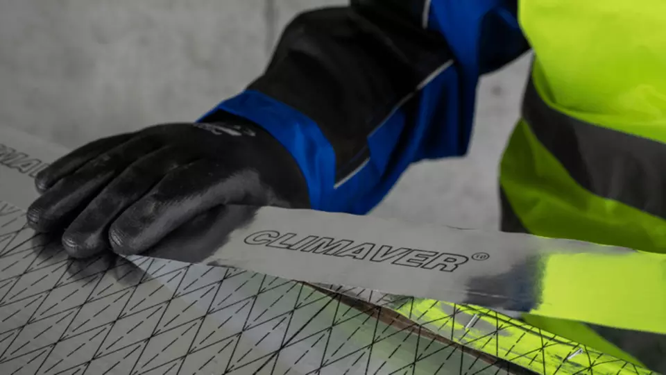 Podélný spoj přelepíme hliníkovou páskou CLIMAVER® pro zachování vysoké vzduchotěsnosti potrubí.