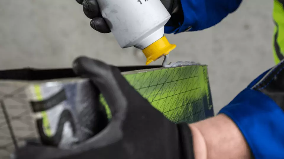Jednotlivé nařezané díly slepíme disperzním lepidlem CLIMAVER®.