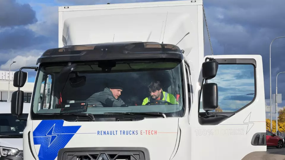 Zaměstnanci Isoveru testovali elektro kamion Zaměstnanci Isoveru testovali elektro kamion