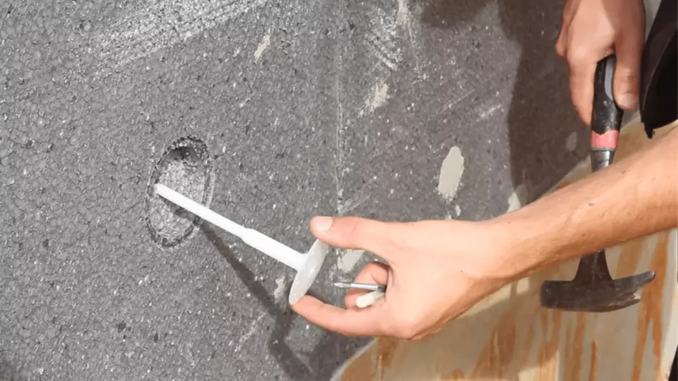 Vložení hmoždinky Vložení hmoždinky