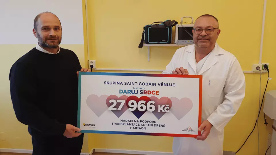 Předání šeku Nadaci Haimaom