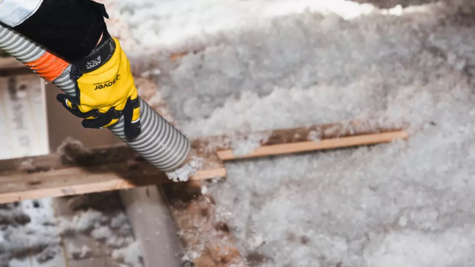 Jak na izolaci podlahy půdy se systémem Isover StepCross za použití Isover InsulSafe®