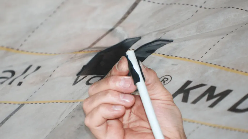 Odříznuté části pásky pevně přilepte k podkladu