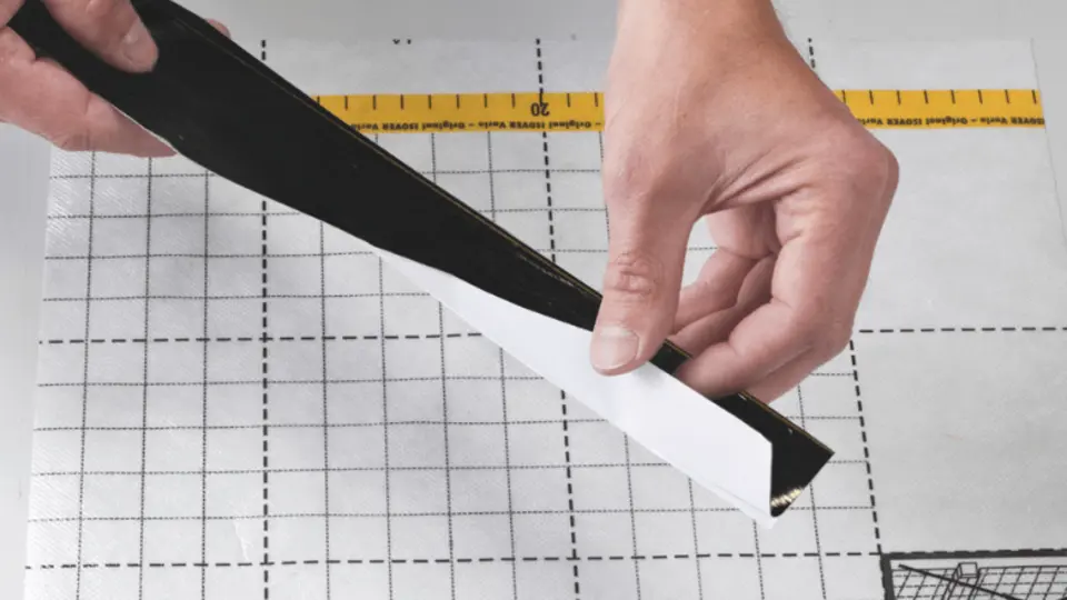 Nařezejte několik 15 až 20 cm dlouhých proužků lepicí pásky Isover Vario® Stretch.
