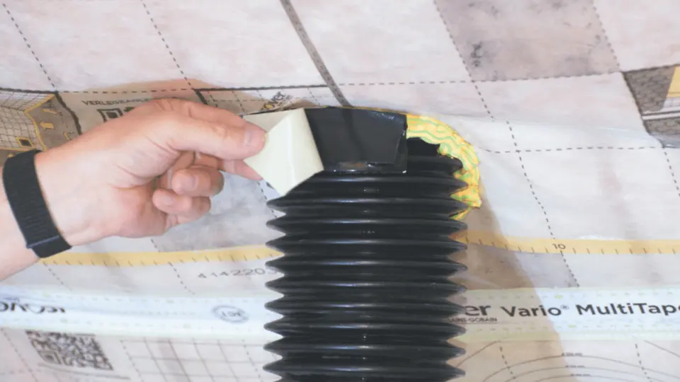 Přilepte takto připravenou lepicí pásku Isover Vario® Stretch k trubce