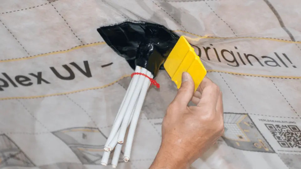 Nakonec lepicí páku Isover Vario® Stretch pevně zatlačte k podkladu