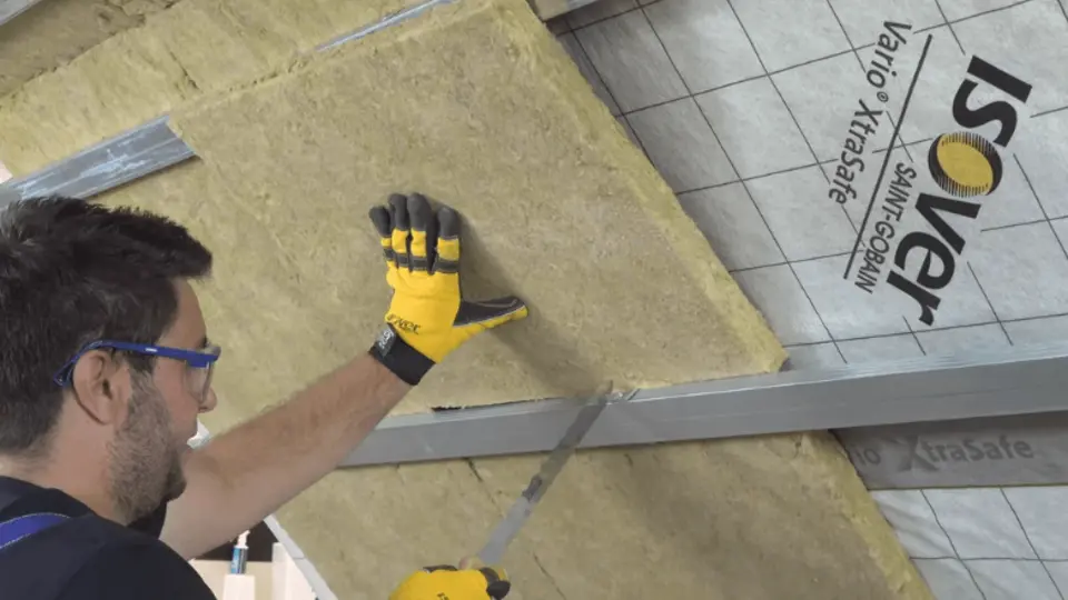 Izolační desky poslední vrstvy vkládejte pod profily