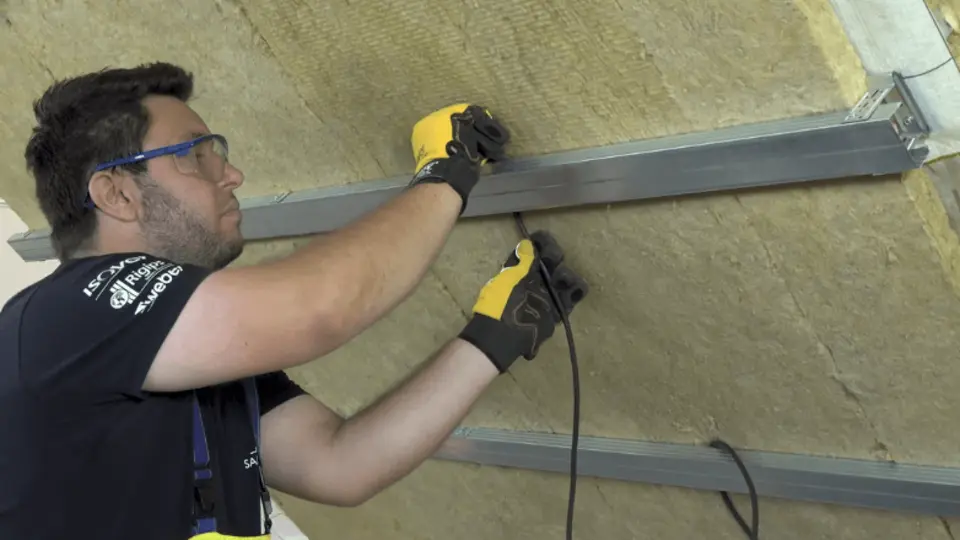 Kabely rozvodů elektřiny lze snadno protáhnout pod profily