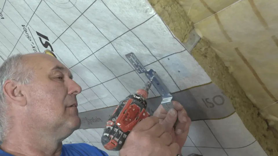 Stavěcí třmeny pomocí šroubů přišroubujeme