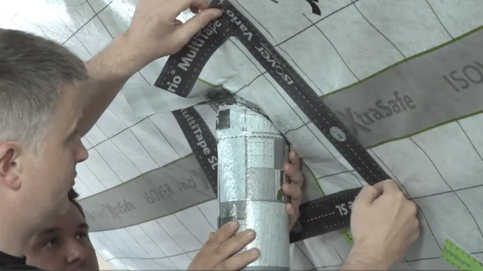 Rozstřižený návlek již snadno nasadíte na prostup