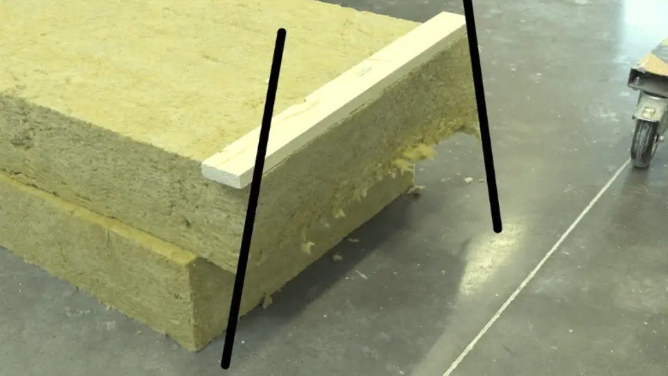 Vyvarujte se nepřesného řezání desky pod úhlem.