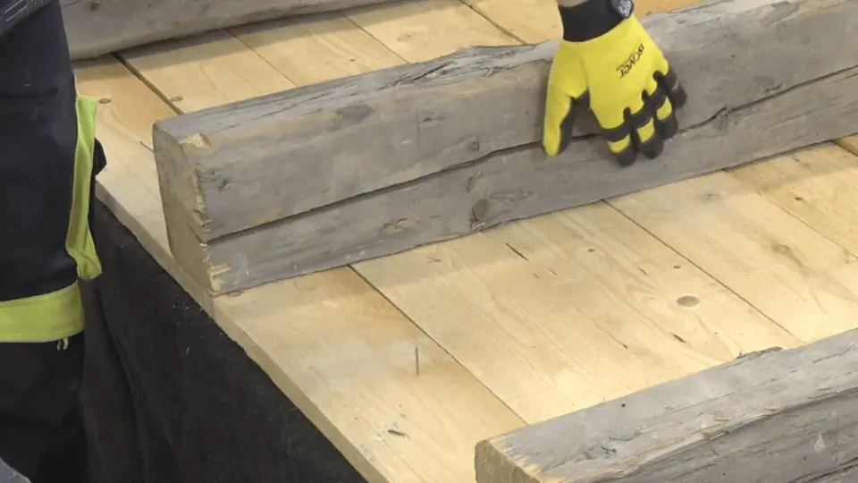 Očistíme trámy a podhled od třísek a ostrých částí.