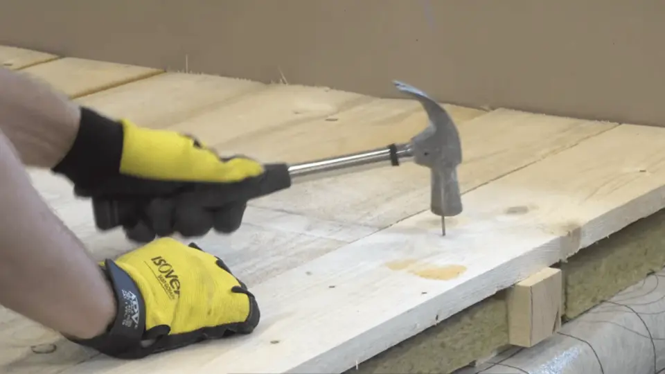 Prkna přibijte hřebíky