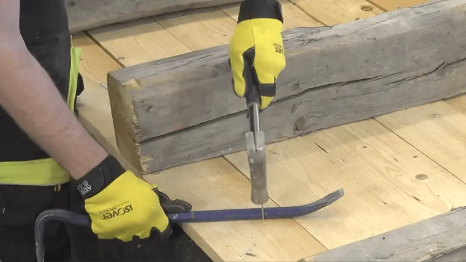 Vystupující hřebíky ohneme nejlépe tak, aby se špička zabořila do materiálu.