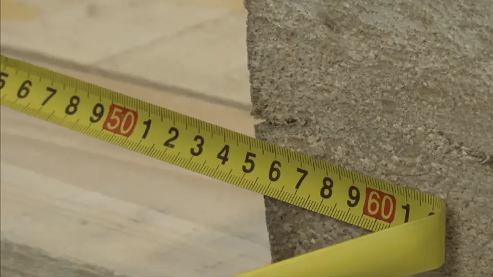 Změříme rozměr mezi trámy