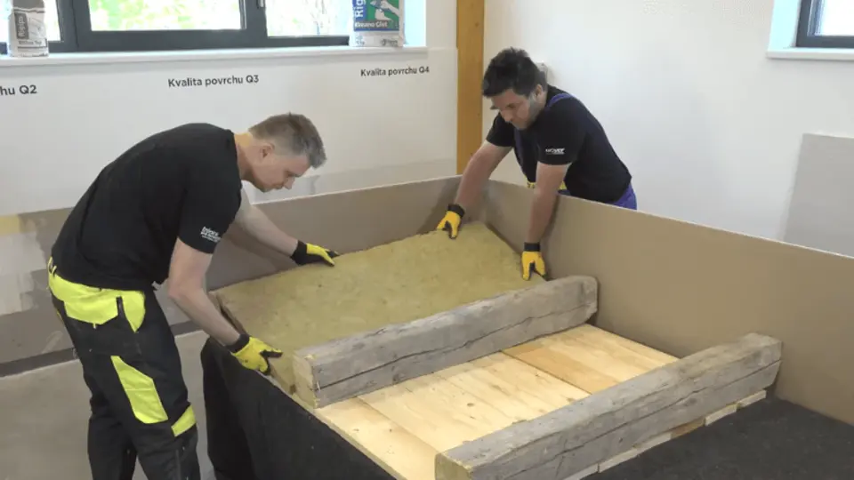 Izolaci vložte mezi trámy