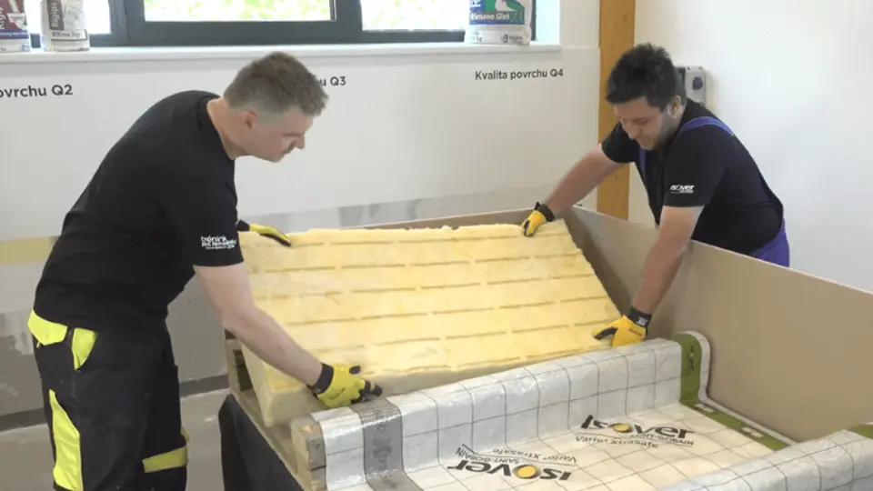 Vatu vmáčkněte mezi trámy