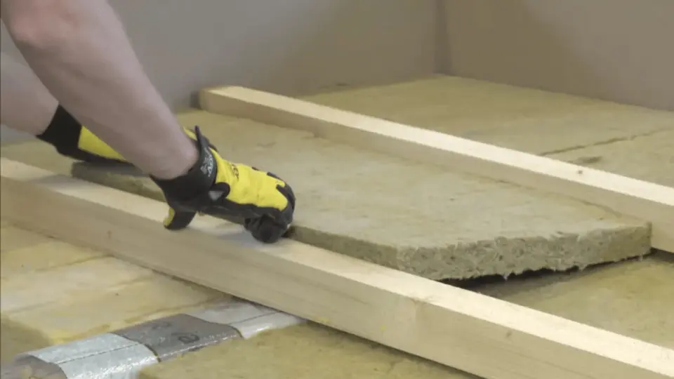 Mezi latě roštu vložíme izolační desky