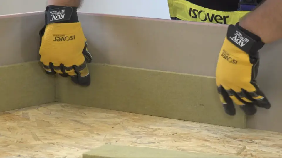 Na záklop postavíme ke stěnám izolační dělicí pásky