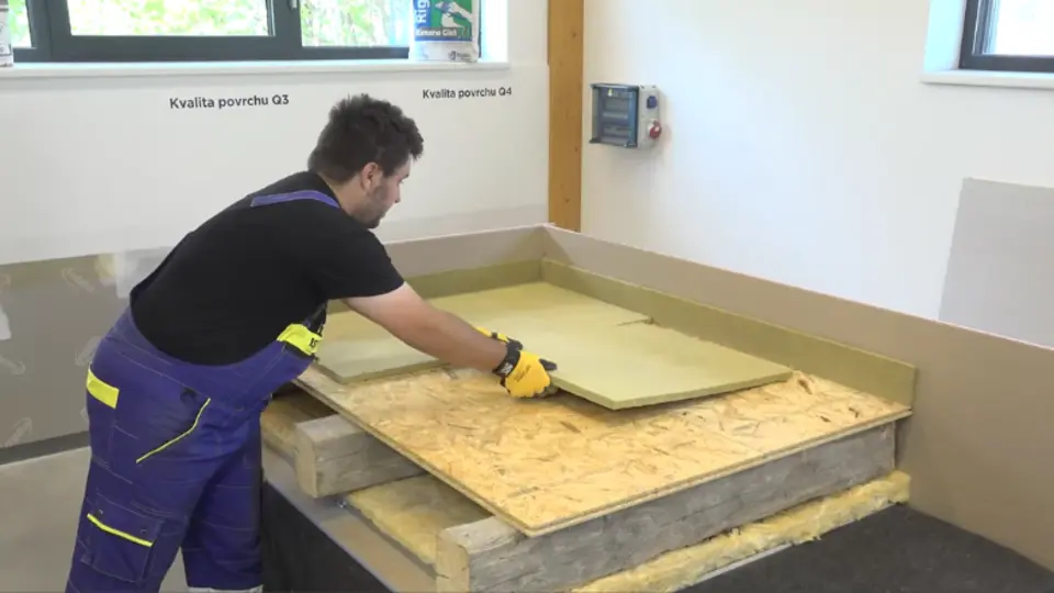 Následně pokládáme na podlahu kročejové desky