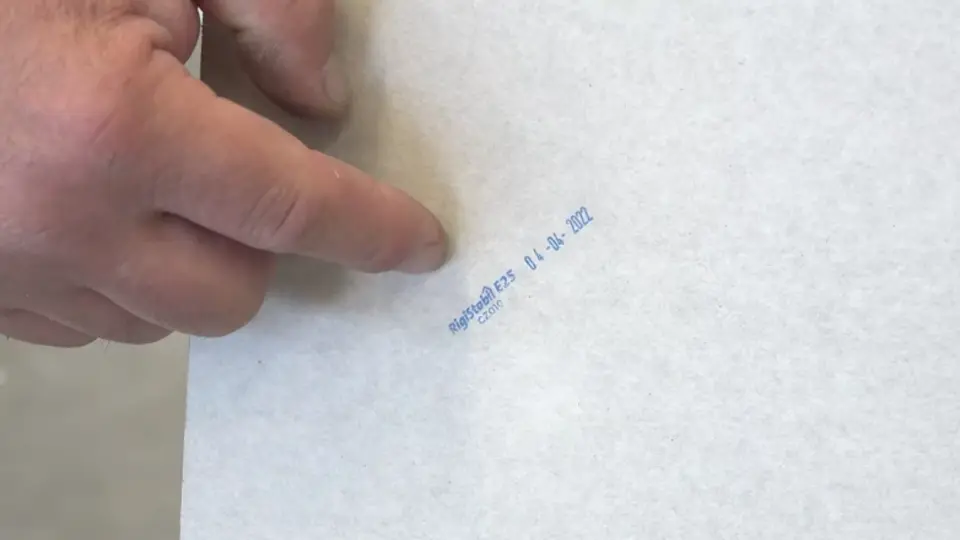 Na tuto vrstvu můžeme instalovat speciální podlahové dílce RigiStabil E25