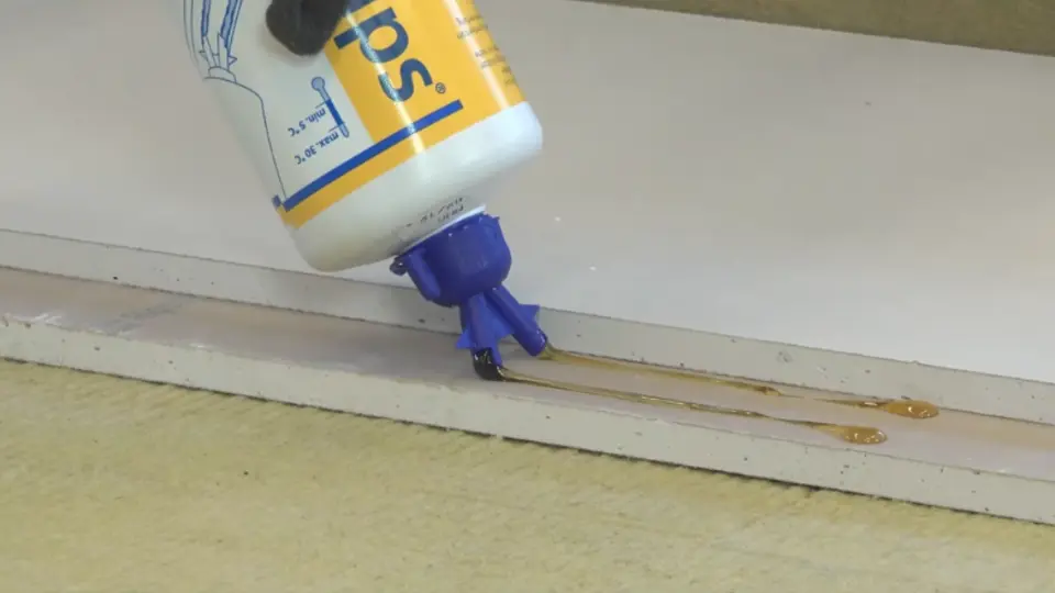 Všechny spoje také slepujeme speciálním lepidlem