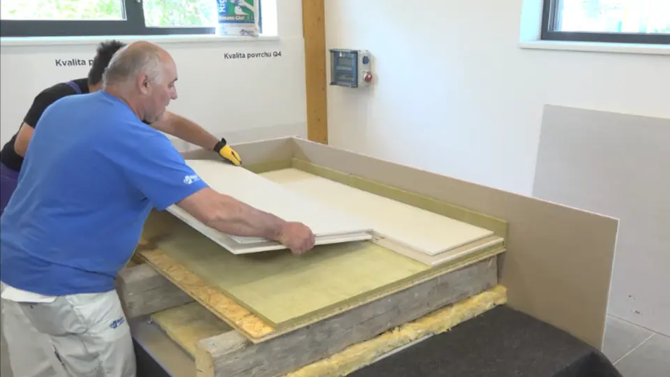 Opět dbáme na to, aby nám nevycházely spoje do kříže.