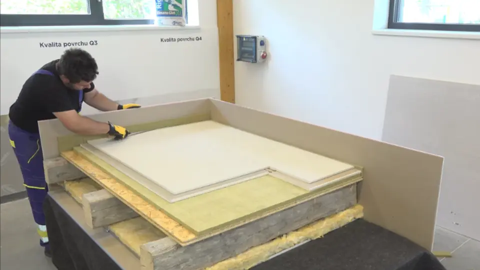 Přebytečný materiál dělicích pásků odřízneme