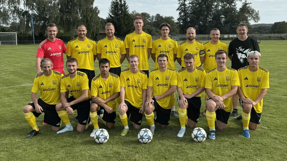 Závod Isover podpořil fotbalisty v Častolovicích a pořídil jim nové dresy