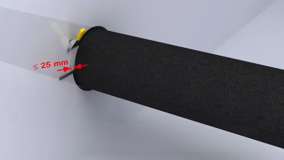 Nasazení izolačního pouzdra na potrubí a utěsnění prostupu pomocí sádrové omítky.